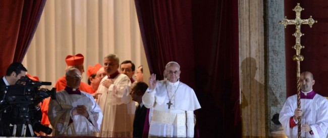 El Papa Francisco Saluda a los fieles en San Pedro Foto Filippo Monteforte