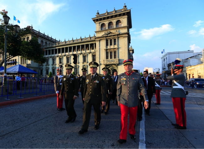Los altos jefes militares que participaron en la conmemoración. 