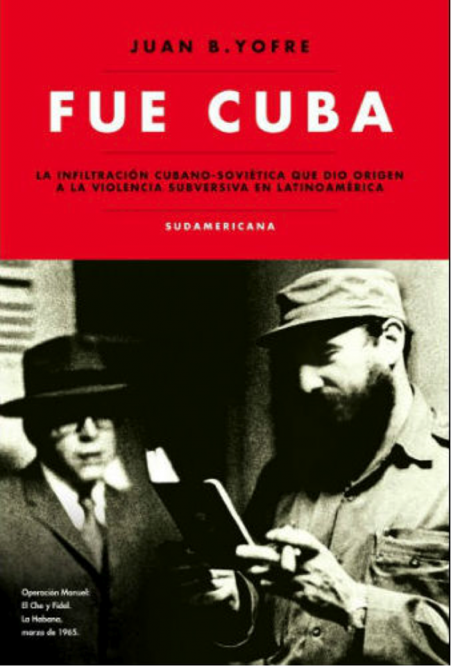 Fidel Castro revisando el pasaporte falso de Ernesto Guevara a nombre de Ramón Benítez, con el que viajó por Latinoamérica, incluyendo a Guatemala para la llamada Operación Manuel