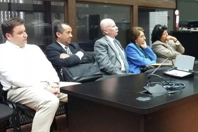 El acusado, su madre y sus abogados oyendo el fallo del juez. Miguel Angel Gálvez titular del Juzgado B de Mayor Riesgo