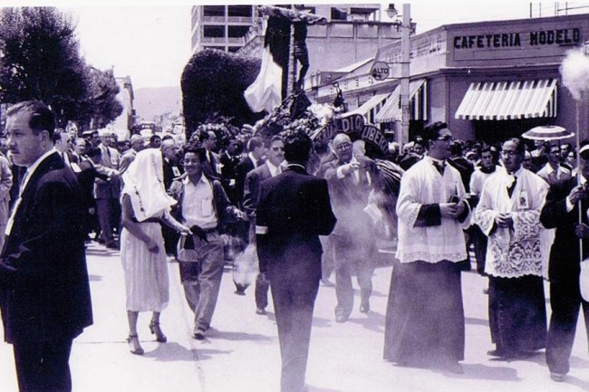 Esta foto de la procesión del Cristo Negro de Esquipulas fue tomada en la esquina de la sexta avenida y sexta calle de la zona 1, frente al despacho presidencial en el Palacio Nacional y a un costado de la Catedral y del Palacio Arzobispal.