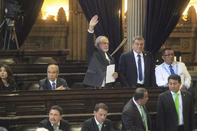 Momento en el que Edgar Rolando Zamora pedía la palabra. (Foto Prensa Libre)