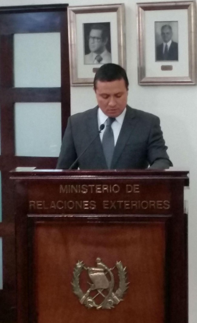 Momento en el que el Canciller, embajador Carlos Raúl Morales, leía el decreto ministerial por el cual se me confirió la Orden del Quetzal en el grado de Gran Cruz.