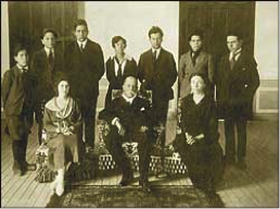 Manuel Estrada Cabrera con su madre, Joaquina Cabrera, su esposa y 7 de los 14 hijos que tuvo.
