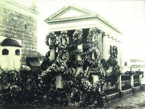 Mausoleo de Manuel Estrada Cabrera en su natal Quetzaltenango. Es evidente que todavía gozaba de admiración y simpatía de muchos a juzgar por la cantidad de flores que le fueron enviadas.