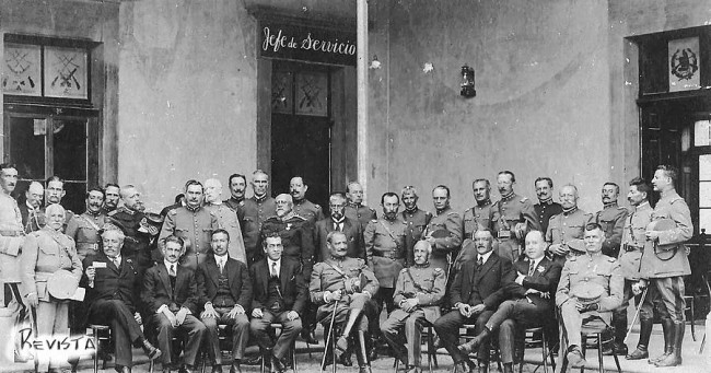 El general José María Orellana rodeado de sus ministros y colaboradores