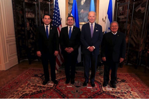 Jimmy Morales Cabrera de Guatemala, Juan Orlando Hernández, de Honduras, Joe Biden y Salvador Sánchez Cerén, de El Salvador, reunidos en Washington, D.C.