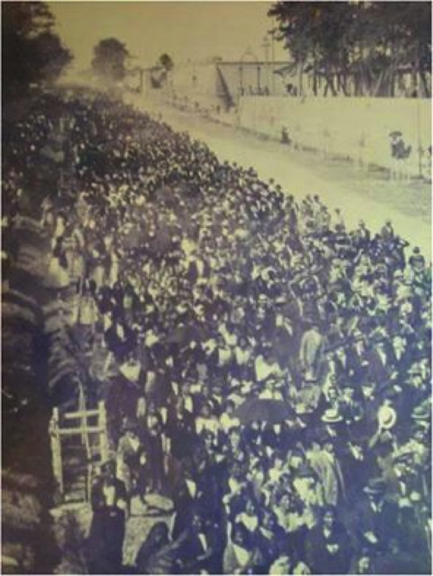 Manifestación del 11 de marzo de 1920 contra Estrada Cabrera en la cual participaron miles de personas. Las fuerzas militares de la dictadura la reprimieron a balazos en el mismo sitio en donde hoy está la Plaza 11 de Marzo, en la 7ª. Avenida de la zona 4.