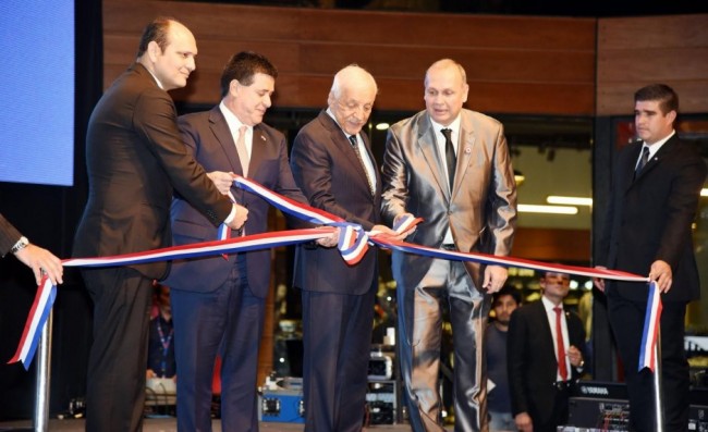 El presidente de la República de Paraguay, Horacio Cartes, el intendente de Asunción, Mario Ferreiro, acompañan a los directivos de Paseo La Galería Walter Allende y Mario López Estrada.