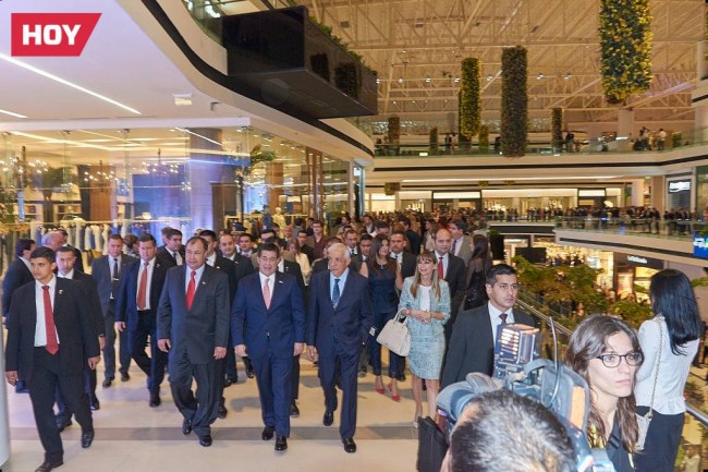 Los invitados acompañan a Mario López Estrada y al presidente de la Reública de Paraguay a un recorrido para conocer el Centro Comercial.