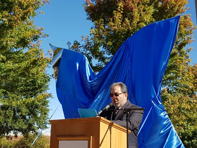 Pepo Toledo pronunciando su discurso de inauguración
